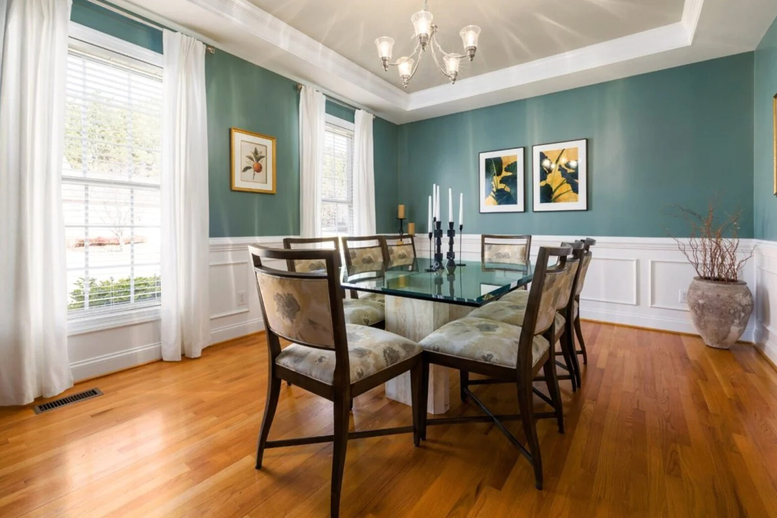 Reflecting Elegance 5 Dining Room Mirror Designs to Infuse Sparkle into Your Home